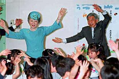 El emperador Akihito visitó junto a su esposa Michiko una guardería de Tokio.