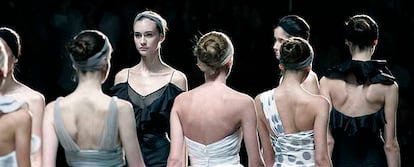 El blanco domina en las pasarelas. Y no sólo en la ropa. Desfile de la temporada primavera-verano de 2008 de Monique Lhuillier en Nueva York.