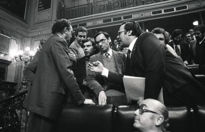 El presidente del Congreso, Fernando Álvarez de Miranda, charla con los diputados del Grupo Socialista Felipe González, Alfonso Guerra y Gregorio Peces-Barba en el Pleno en 1978.