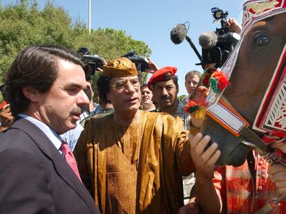 El presidente libio, Muamar El Gadafi, regaló un caballo de raza árabe a José María Aznar durante su visita a Trípoli el 18 de septiembre de 2003. El animal se llamaba <i>El rayo del líder</i>.