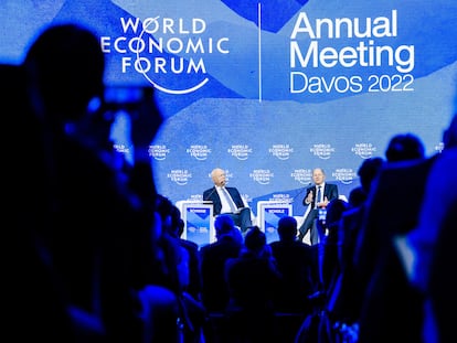 Klaus Schwab, presidente ejecutivo del Foro Económico Mundial , y el canciller alemán Olaf Scholz en Davos, el 26 de mayo de 2022.