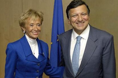 La vicepresidenta Fernández de la Vega, con el presidente de la Comisión Europea, Durão Barroso, ayer en Bruselas.