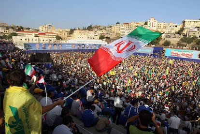 Miles de personas asisten al discurso del presidente iraní, Mahmud Ahmadineyad, ayer en Bint Jbeil, en el sur de Líbano.