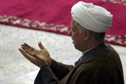 El presidente de Irán, Akbar Hashemi Rafsanjani, protesta contra las caricaturas hoy durante la oración del viernes.