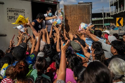 Grupos religiosos distribuyen alimentos en San Pedro Sula entre los afectados por las lluvias que golpearon Honduras en noviembre de 2020