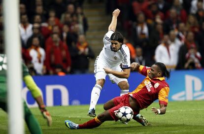 Sami Khedira da un pase ante Drogba.