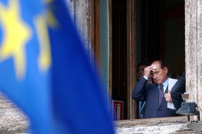 El primer ministro italiano, Silvio Berlusconi, se seca el sudor tras la inauguración del acto de la firma de la Constitución Europea.