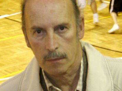 José Ángel Docobo, en el pabellón Xoán XXIII de Santiago, con algunos jugadores al fondo.