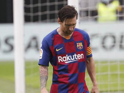 Messi camina cabizbajo con la camiseta del Barcelona.