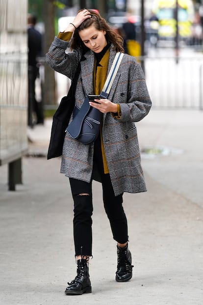 Lo más realista del ‘street style’: combinar bolso pequeño con bolsa de tela en la que llevar la casa a cuestas.