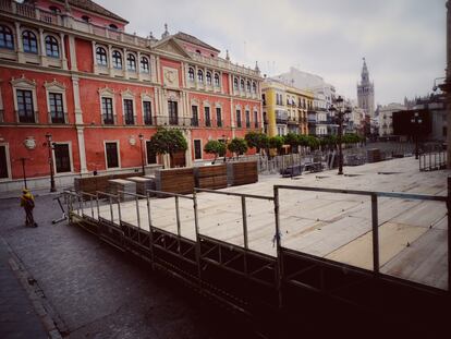 Imagen de los palcos preparados para la Semana Santa en la plaza de San Francisco de Sevilla.