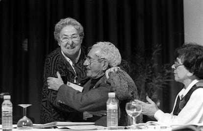 Josefina Samper abraza a Marcelino Camacho poco antes de hablara en el VI Congreso de CC OO en 1996