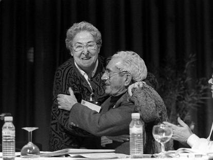 Josefina Samper abraza a Marcelino Camacho poco antes de hablara en el VI Congreso de CC OO en 1996