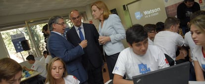 Mariano Martín, director del IES Marqués de Suanzes, Rafael van Grieken, consejero de Educación de la CAM, y Marta Martínez, presidenta de IBM en España, junto a varios alumnos del centro.