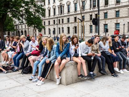 Adolescentes con sus 'smartphones' en Londres.