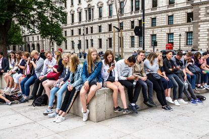 Adolescentes con sus 'smartphones' en Londres.