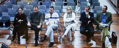 Fotografía tomada del monitor de la sala de prensa de la Audiencia de Málaga. A la izquierda, Isabel Pantoja; a la derecha, Julián Muñoz.