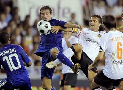 Van der Vaart pugna por el balón con Baraja.