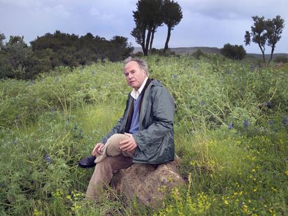 Filósofo, crítico de arte, anticuario y paisajista, Umberto Pasti vive a caballo entre Tánger y Milán. En la imagen, fotografiado en el jardín de Rohuna (Marruecos).