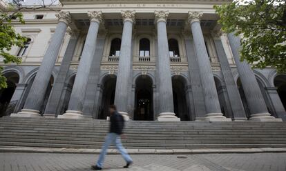 Fachada del edificio de la Bolsa de Madrid.