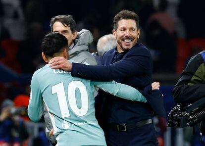 Simeone felicita a Correa al término del partido ante el PSG (1-2) en el que el atacante argentino marcó el gol de la victoria del Atlético en la última jugada.