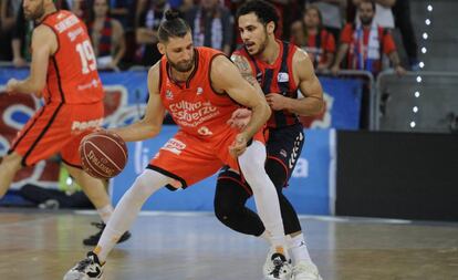 Diot conduce el balón en presencia de Larkin.