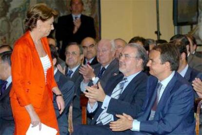 Magdalena Álvarez, junto a José Luis Rodríguez Zapatero y Pedro Solbes, en la presentación del PEIT.