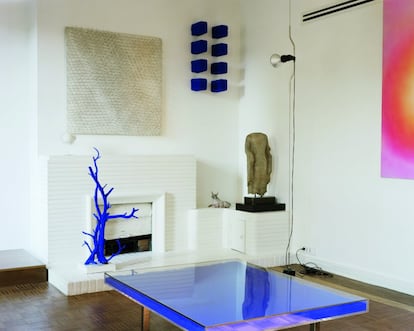 <p>Como era de espera, el protagonista en la que fuese la residencia del artista <strong>Yves Klein</strong>, es su <strong>azul homónimo.</strong> Antes de mudarse a este apartamento parisino, pintó las paredes de blanco para conseguir un efecto similar al de su obra <em>Void.</em> En ella presentaba la galería Iris Wert vacía como objeto de arte en sí mismo. Klein compartió este piso con la también artista alemana Rotraut Uecker, que tras su muerte (con solo 34 años) patentó la <strong>mesa de acrílico del salón</strong> con el icónico pigmento azulado iridiscente.</p>