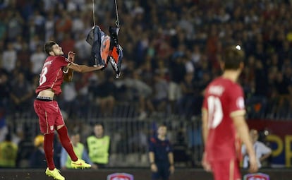 El serbio Mitrovic agarra una bandera albanesa en el Serbia-Albania de 2014.