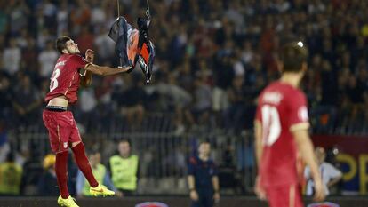 El serbio Mitrovic agarra una bandera albanesa en el Serbia-Albania de 2014.