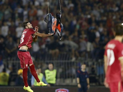 El serbio Mitrovic agarra una bandera albanesa en el Serbia-Albania de 2014.