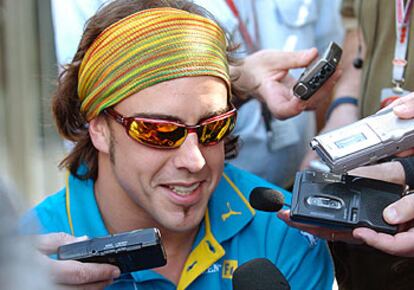 Fernando Alonso atiende a los medios en Melbourne.
