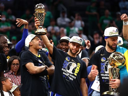 Stephen Curry (en el centro), elegido mejor jugador de la final, celebra el título de la NBA con sus compañeros.