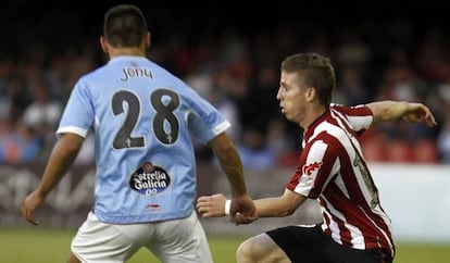 Muniaín conduce el balón ante Jony.