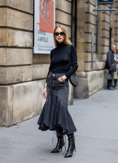 No sólo del emblemático azul ‘denim’ vive esta tendencia y hemos visto a la mismísima Pernille Teisbaek lucirla en un tono negro desgastado de lo más chic. En su caso, deja a un lado el corte recto, para lucir un diseño con un maxivolante en el bajo que no puede ser más ‘cool’. Viniendo de ella, no nos extraña. En cuanto al resto del ‘outfit’, mandan la simplicidad y los guiños de inspiración ‘biker’ (ojo a las botas).