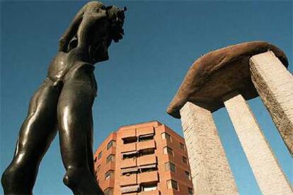 Escultura de Dalí en la madrileña plaza de Felipe II.