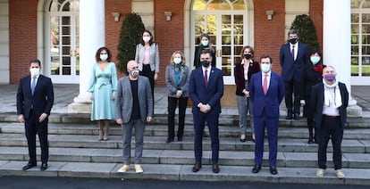 Foto de familia del presidente del Gobierno, Pédro Sánchez (en el centro, primera fila) junto a los líderes sindicales y patronales y siete de los ministros del Ejecutivo (Economía, Hacienda, Trabajo, Transición Energética, Seguridad Social, Educación e Igualdad).