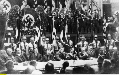 Acto de progapanda nazi en el que aparece Heidegger, señalado con una cruz.