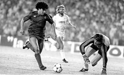 Maradona, en la gran jugada del Madrid-Barça de 1983.