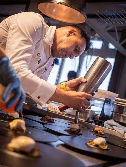 Uno de los chefs del restaurante Sép7ima, en Atocha, Madrid, da los últimos retoques a uno de los nuevos platos de la carta.