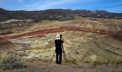 Fotógrafo se prepara para registrar o eclipse solar total em Painted Hills, região de Oregon, nos EUA.