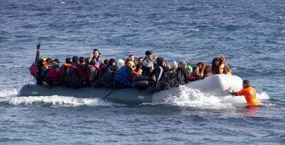 Voluntarios de una ONG rescatan una embarcación con refugiados en el Mediterráneo central.
 