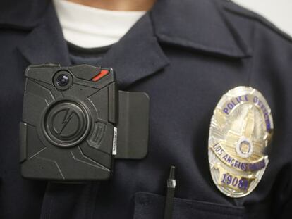 Un polic&iacute;a de Los &Aacute;ngeles lleva una c&aacute;mara durante una demostraci&oacute;n.