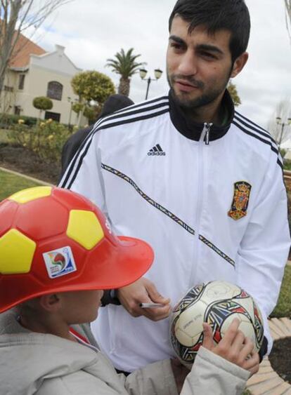 Albiol firma  un autógrafo a un niño junto al hotel de la selección española.