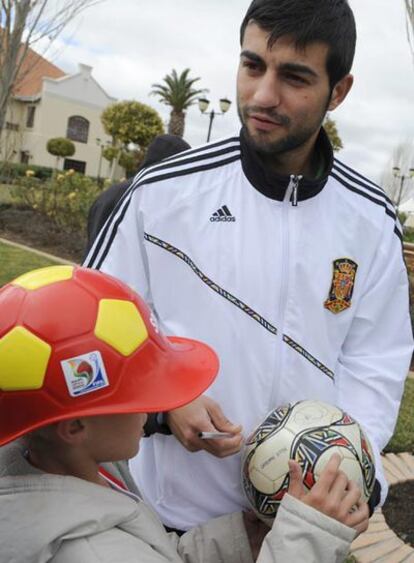 Albiol firma un autógrafo a un niño junto al hotel de la selección española.