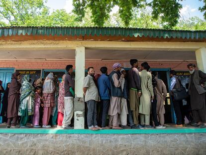 Una fila para votar en las elecciones parlamentarias de India, en Pahalgam (Cachemira) el día 25.