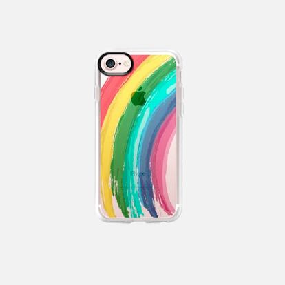 Si Instagram ha incorporado 'stikers' para mejorar tus 'stories' con emojis queer y abanicos LGTB; con el fin de visibilizar y apoyar el movimiento (y evitar que tu móvil caiga en desgracia) Casetify ha diseñado esta carcasa.