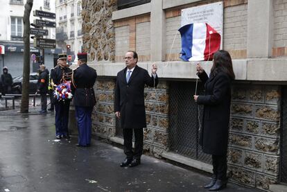 El presidente francés, François Hollande, junto a la alcaldesa de París, Anne Hidalgo, descubren una placa conmemorativa cerca de 'La Belle Equipe', uno de los cafés que sufrió el ataque terrorista.