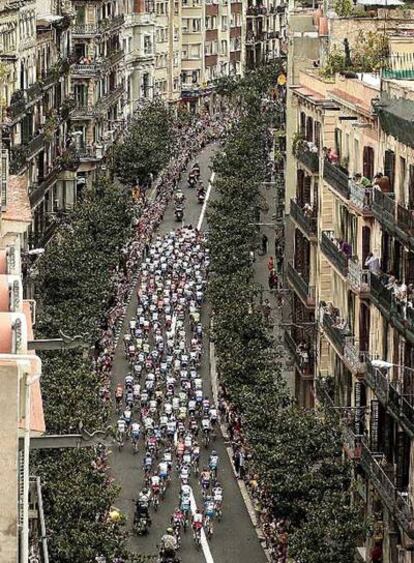 Los corredores del Tour subiendo por Gran de Gràcia.