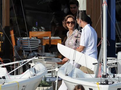 La reina Sofía, en el club de vela Cala Nova, en Mallorca.